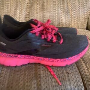 Brooks Women's Athletic Shoes in Black and Pink